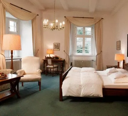 Und Restaurant Burg Schnellenberg Аттендорн