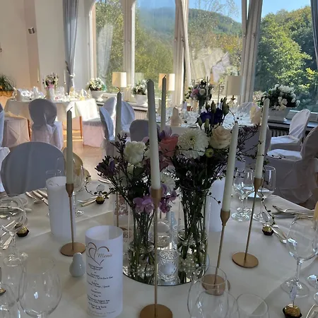 Und Restaurant Burg Schnellenberg Аттендорн