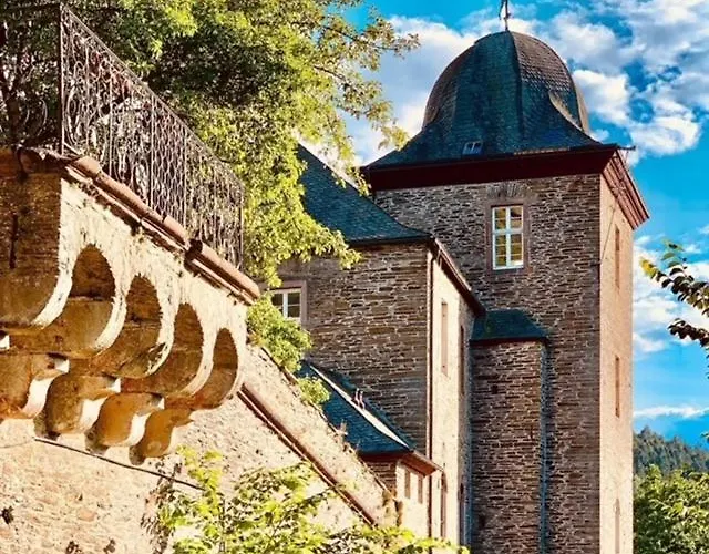 Und Restaurant Burg Schnellenberg מלון אטנדורן