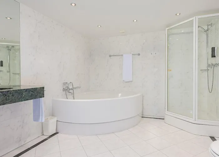 فندق Und Restaurant Burg Schnellenberg آتندورن