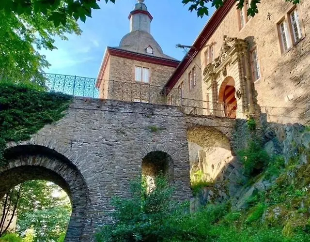 Und Restaurant Burg Schnellenberg מלון אטנדורן